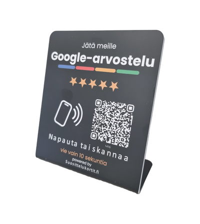 Google-arvostelukyltti pöytätelineessä valmiina keräämään asiakasarvosteluja